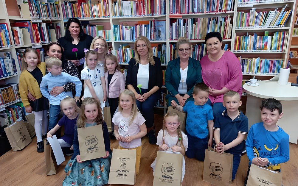 Zdjęcie pamiątkowe z Rozstrzygnięcia konkursu plastycznego "Książka moim przyjacielem"