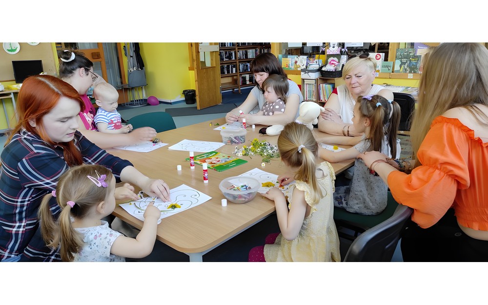dzieci z mamami wykonuja pracę plastyczną