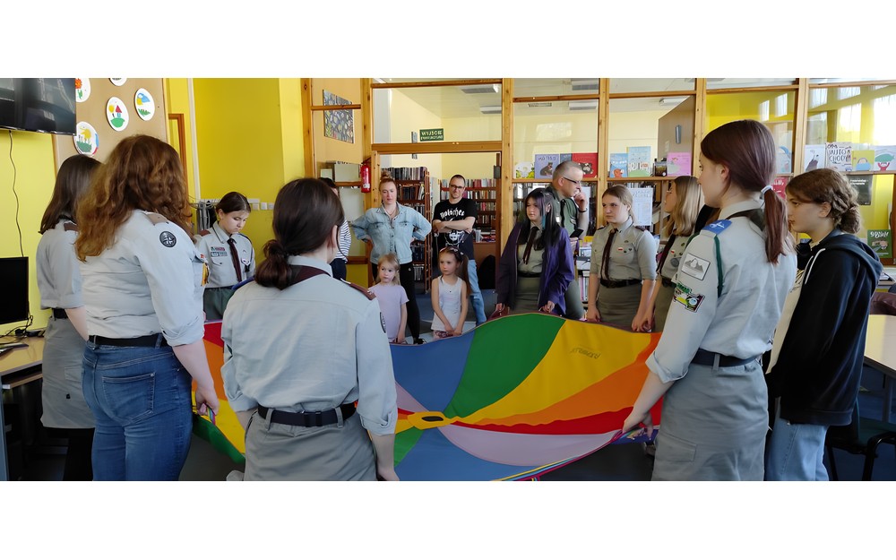 zabawa z chustą z harcerzami