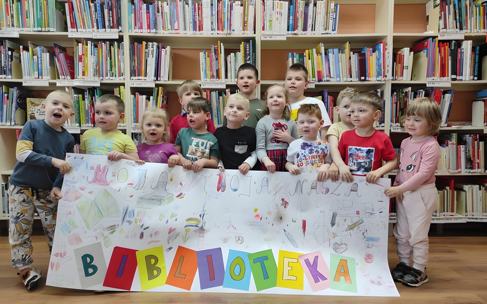 Plakat "Moja, Twoja, Nasza -BIBLIOTEKA" wykonany przez przedszkolaków