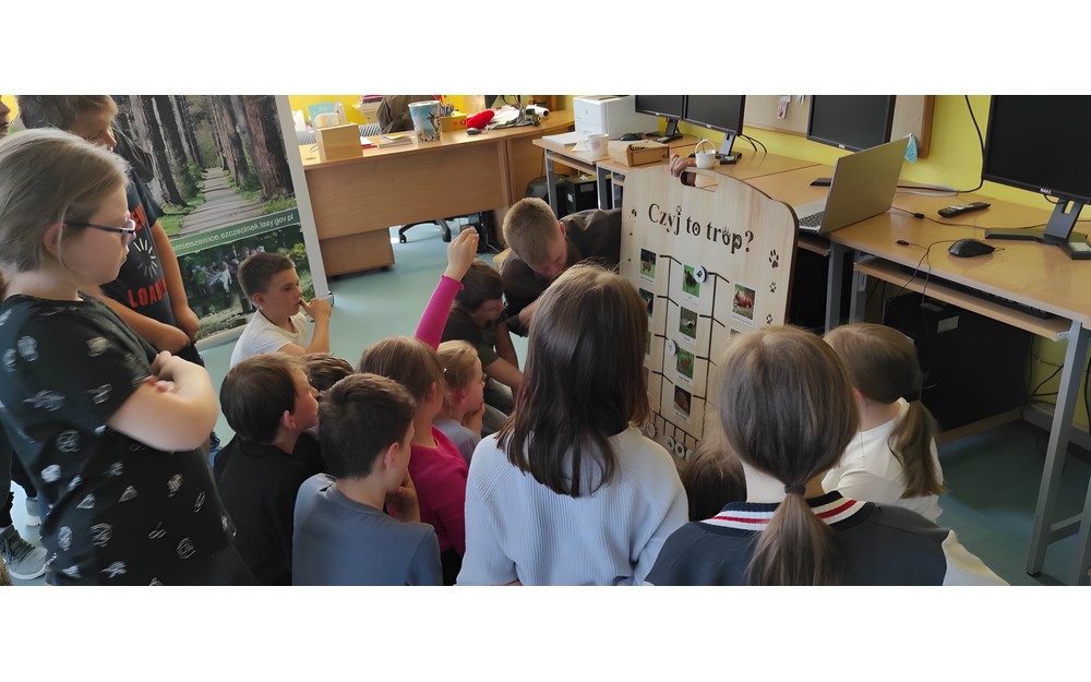 dzieci poznają tropy zwierząt