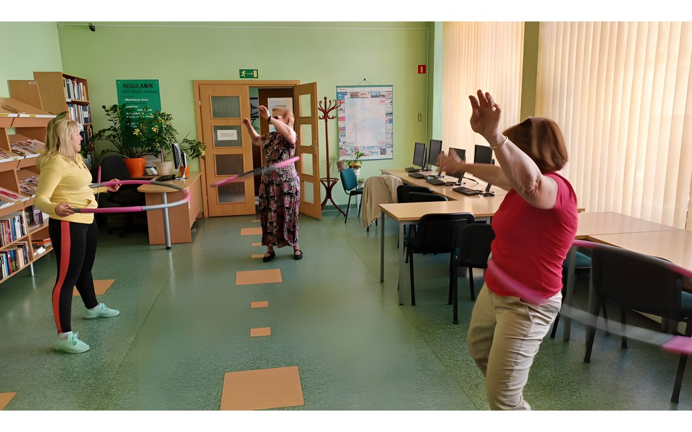 na zdjęciu uczestnicy kręcą hula hop