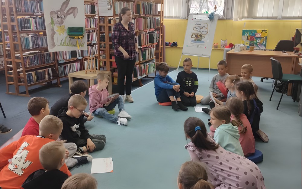 bibliotekarka tłumaczy grupom zadania