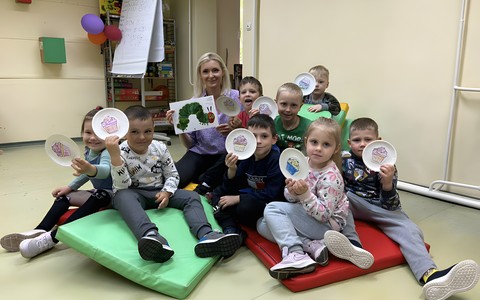Wspólne zdjęcie bibliotekarki z dziećmi