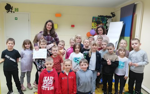 Bibliotekarki i dziecipozują do wspólnego zdjęcia