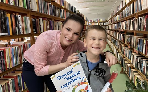 Kuba i bibliotekarka prezentują dyplom