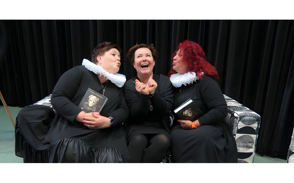 Elżbieta Cherezińska z fankami