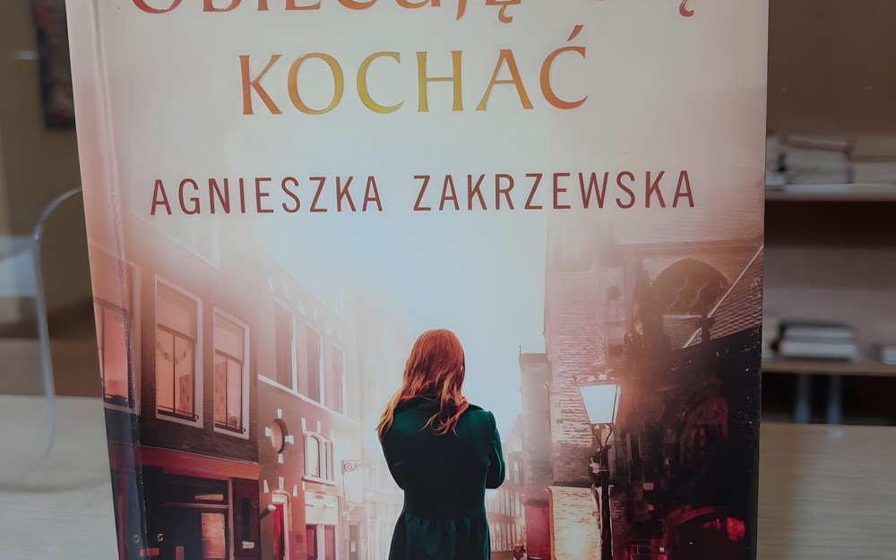 na zdjęciu książka