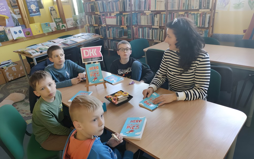 dzieci rozmawiają z bibliotekarką o przeczytanej książce