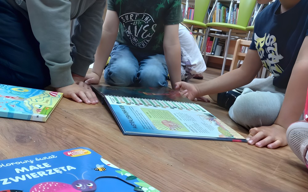 Przedszkolaki z "Kruczej Chatki" w bibliotece