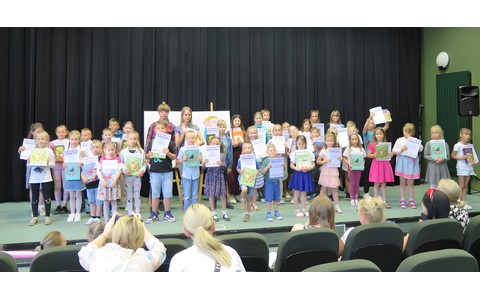 Zdjęcie zbiorowe najaktywniejsi czytelnicy powiatu koszalińskiego 2023