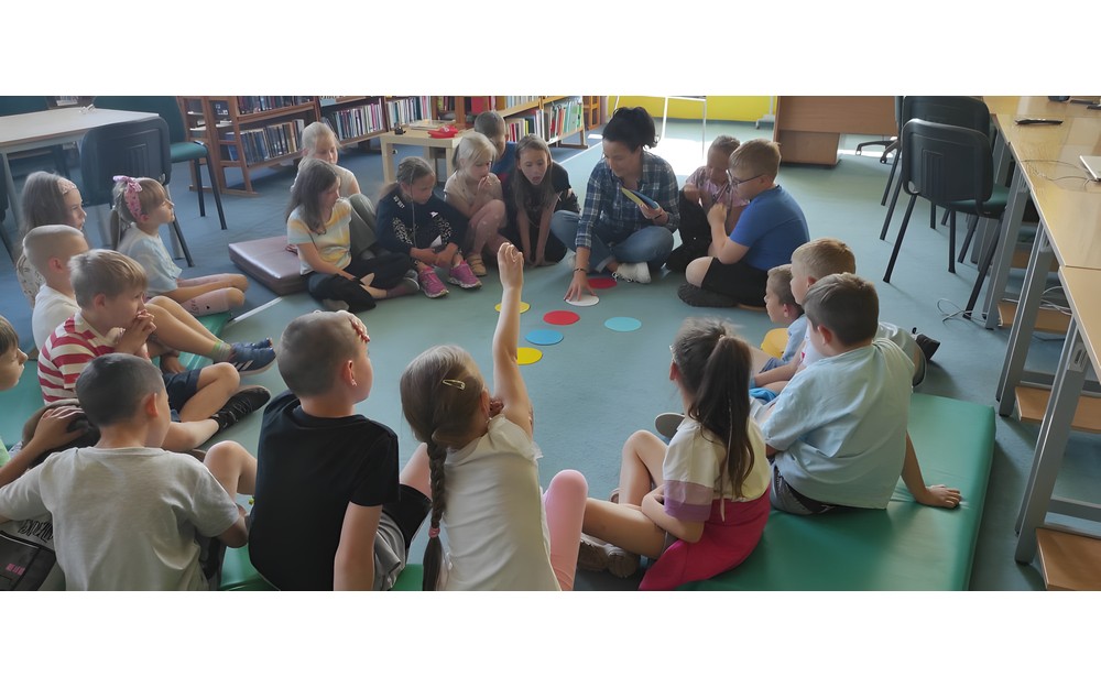 dzieci naciskają kropki na dywanie