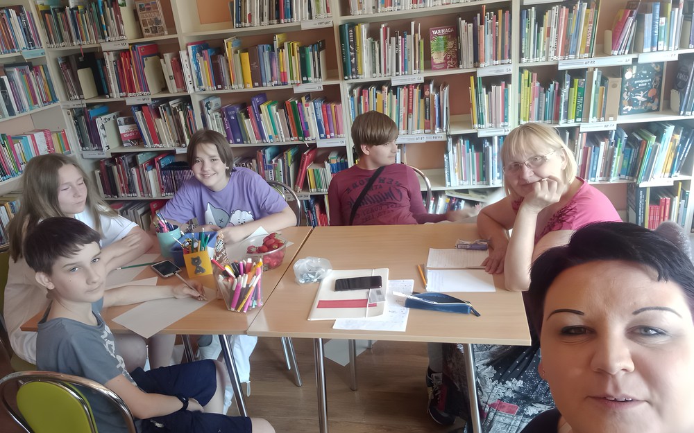 Zdjęcie w czasie pracy osób tworzących gazetkę "Głos dziecięcy"