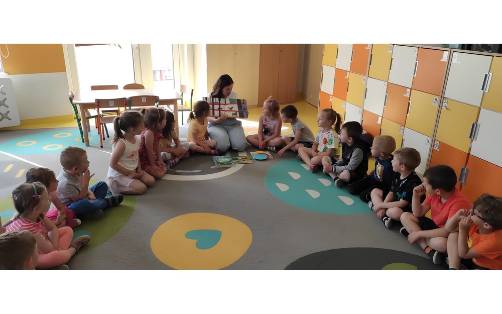 bibliotekarka czyta dzieciom książkę