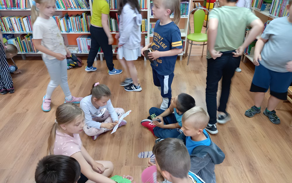 Poszukiwania skarpetki w bibliotece!!!