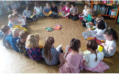 Grupa Pandy ogląda książeczki dla dzieci