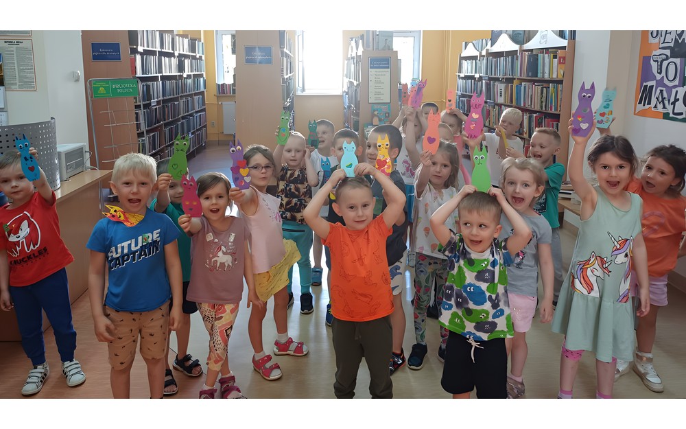 Kosmoludki na zakończenie zajęć prezentują wykonane przez siebie zakładki