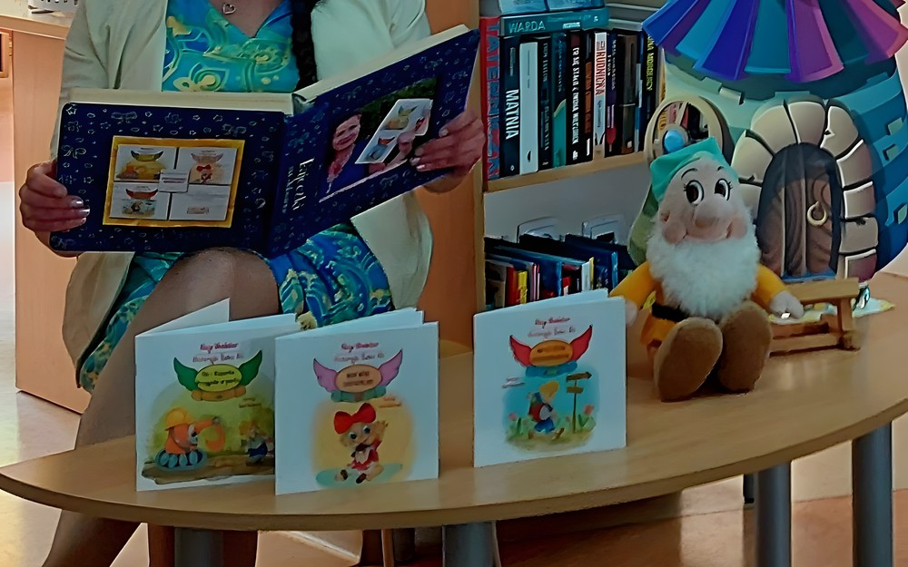Na zdjęciu Alicja Wendekier czytająca książeczkę swojego autorstwa na spotkaniu z przedszkolakami w naszej bibliotece