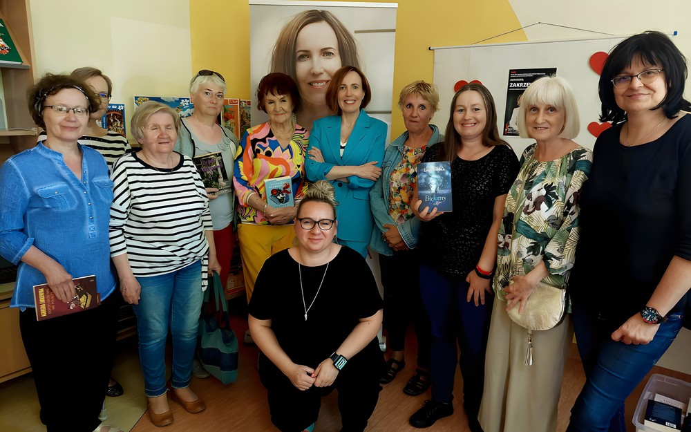 Na zdjęciu Agnieszka Zakrzewska w otoczeniu czytelniczek