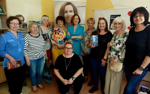 Na zdjęciu Agnieszka Zakrzewska w otoczeniu czytelniczek