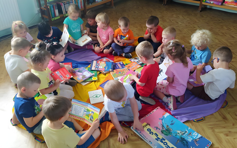 Grupa Motylki ogląda książeczki dla dzieci