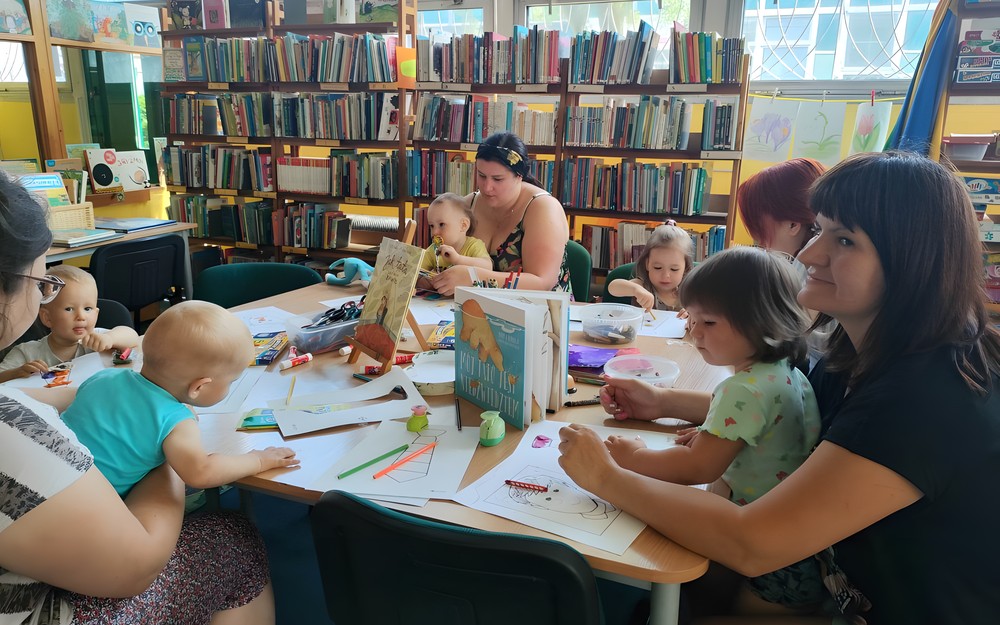 dzieci wykonują portrety dla swoich tatusiów