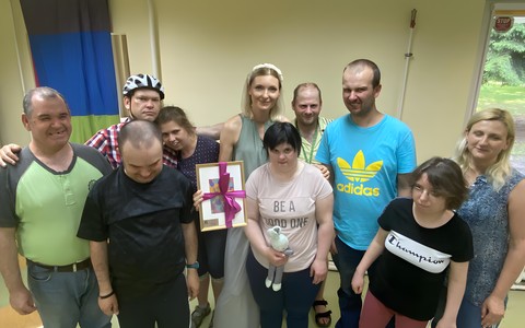 Zdjęcie grupowe bibliotekarki i uczestników spotkania