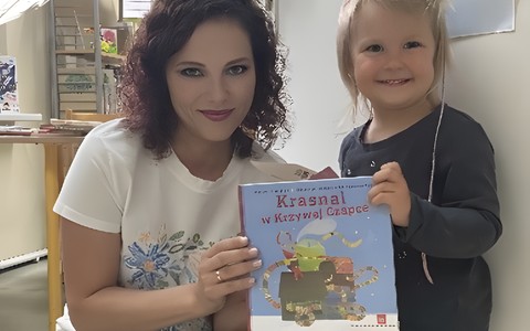 Julka i bibliotekarka prezentują książkę