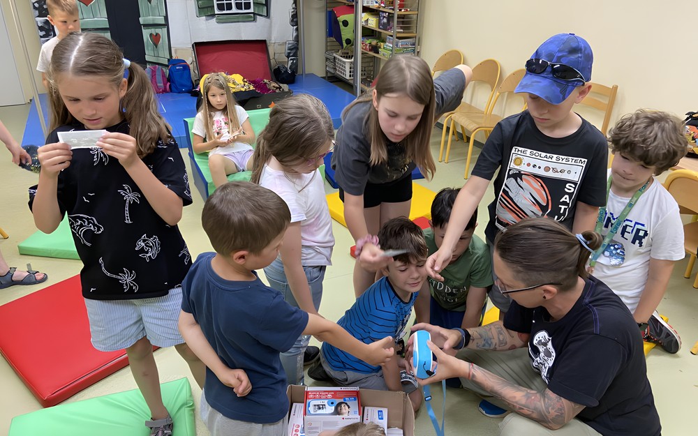 Fotoreporterka rozdaje dzieciom aparaty