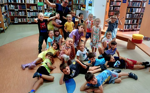 Na zdjęciu przedszkolaki z grupy PSZCZÓŁEK pozują do wspólnej fotografii z Gosią