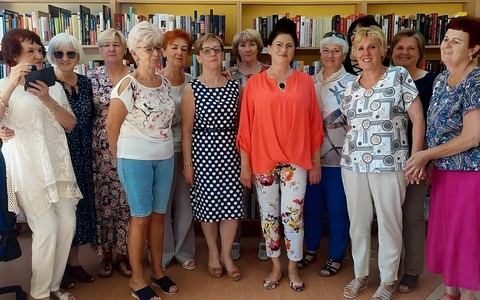 Na zdjęciu Alicja Wendekier z uczestniczkami spotkania - COOLturalnymi 6