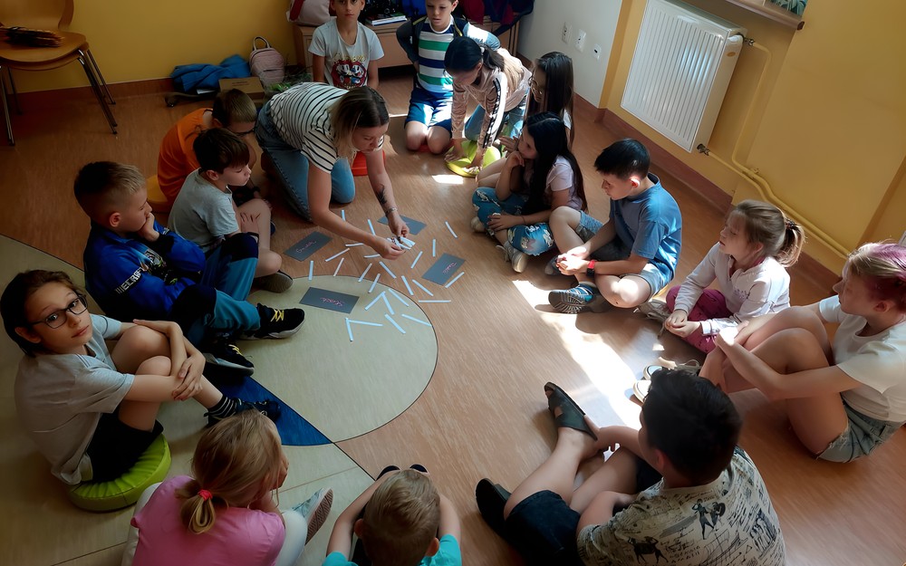 Na zdjęciu prowadząca warsztaty Beata Piwar, rozmawia z uczestnikami o emocjach