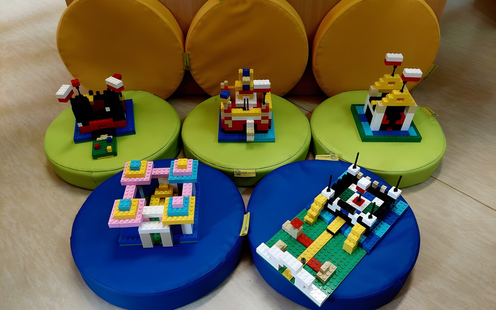 Na zdjęciu wykonane przez dzieci zamki średniowieczne z klocków Lego