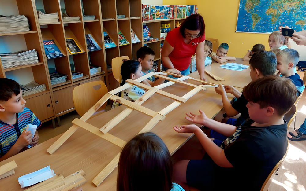 Na zdjęciu, na rozpoczęcie warsztatów z FABRYKĄ POMYSŁÓW - łatwizna - konstruujemy mosty pod kierunkiem pani Kingi