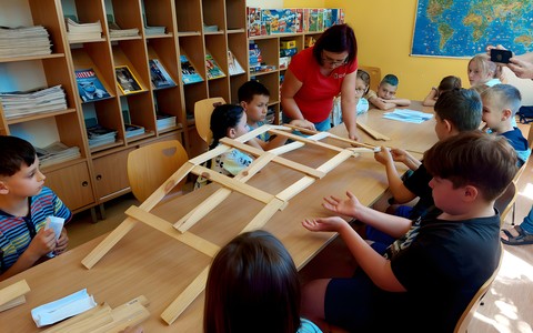 Na zdjęciu, na rozpoczęcie warsztatów z FABRYKĄ POMYSŁÓW - łatwizna - konstruujemy mosty pod kierunkiem pani Kingi