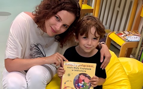 Tymon i bibliotekarka prezentują książeczkę