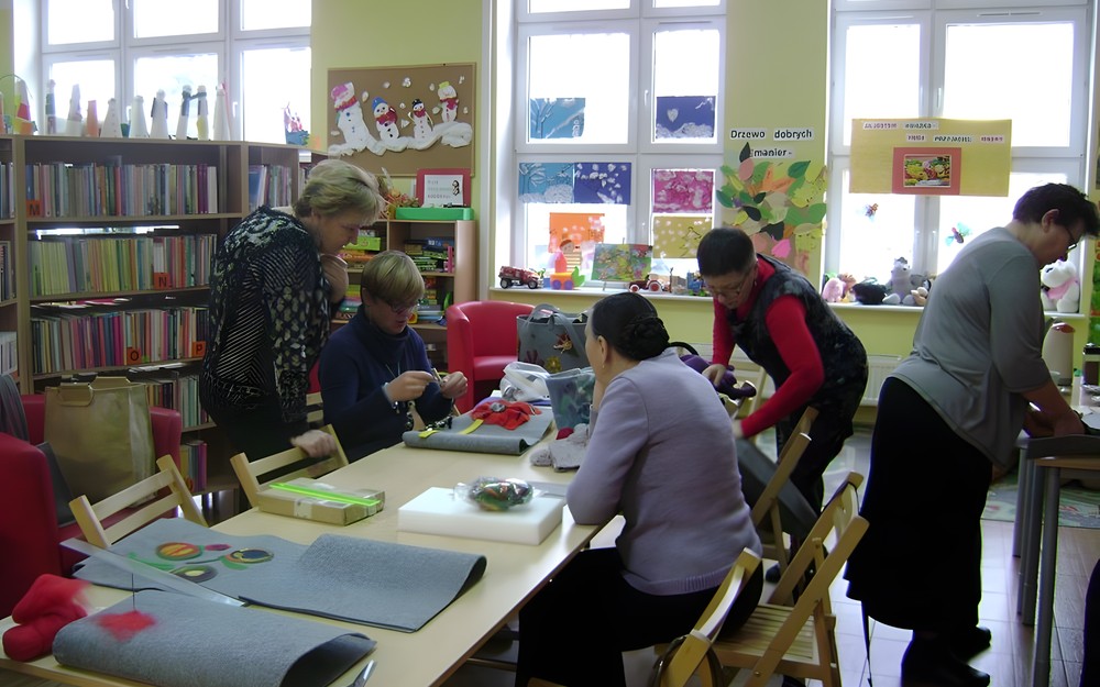 PORANEK Z KSIĄŻKĄ I ROBÓTKĄ