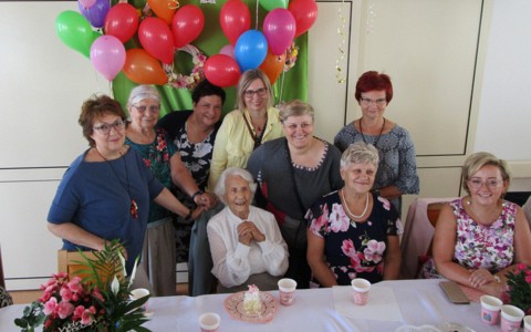 Przedstawiciele Koszalińskiej Biblioteki Publicznej z jubilatką, Marianną Krochmal