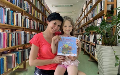 Zoja z mamą prezentują książeczkę