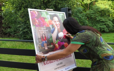 Katarzyna Bellingham podczas podpisywania plakatu.
