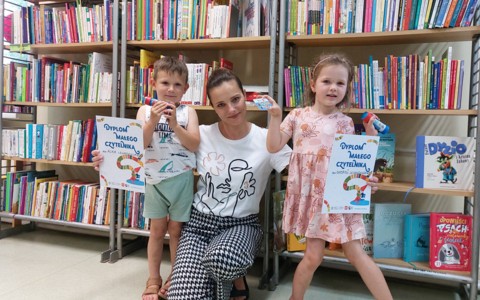 Dzieci prezentują swoje dyplomy