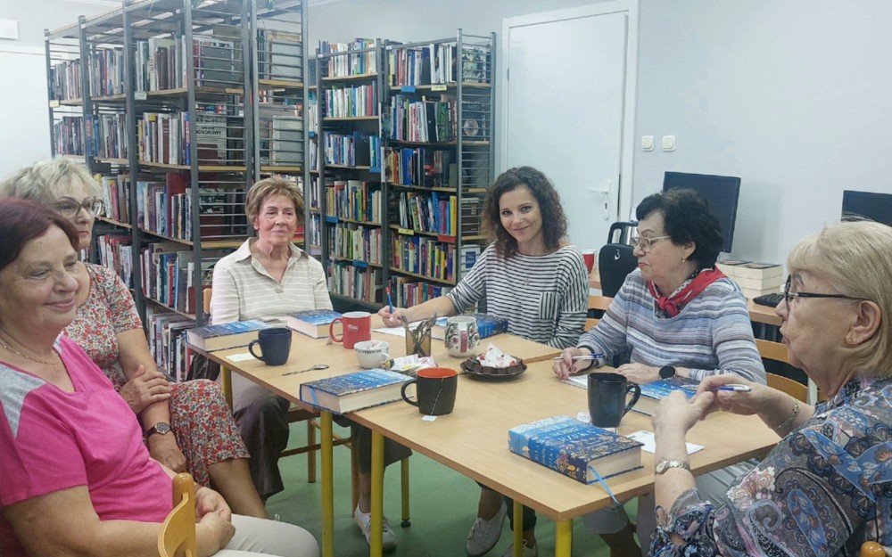 Panie podczas rozmowy o książce