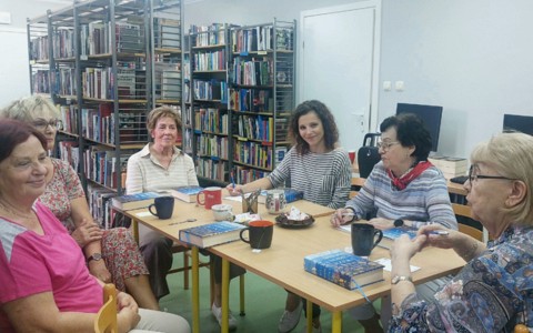 Panie podczas rozmowy o książce