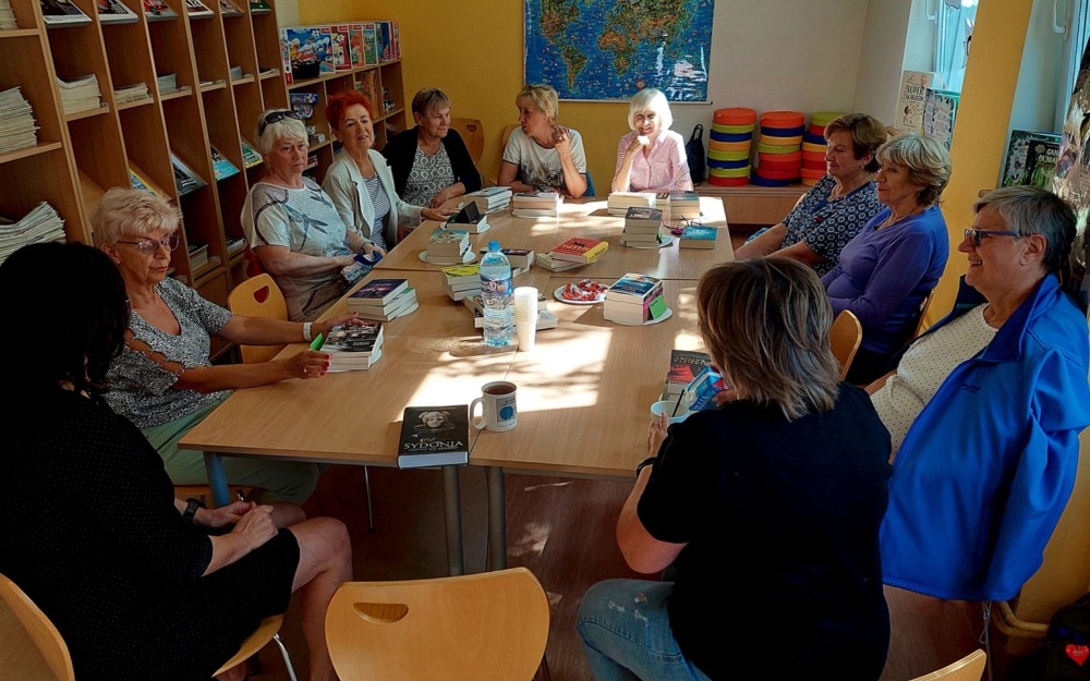Na początek FAKTY - czyli DA SIĘ CZYTAĆ czy SZKODA CZASU?  Uczestniczki spotkania polecają książki.
