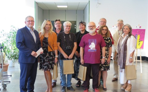 Artyści oraz organizatorzy wystawy na wspólnym zdjęciu