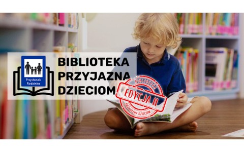 Grafika przedstawia dziecko siedzące na podłodze z książką, na pierwszym planie widoczne jest logo akcji oraz napis BIBLIOTEKA PRZYJAZNA DZIECIOM, po prawej stronie napisu widnieje pieczęć z tekstem BIBLIOTEKA PRZYJAZNA DZIECIOM EDYCJA II