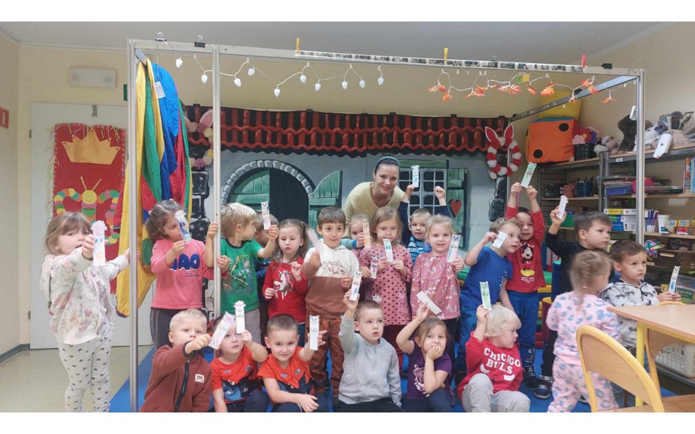 Bibliotekarka z dziećmi prezzzentują zakładki