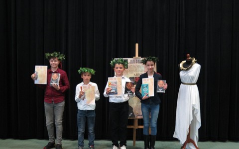 Mistrzowie i wicemistrzowie Pieknego Czytania 2023 stoją w sali konferencyjno-kinowej Koszalińskiej Biblioteki Publicznej