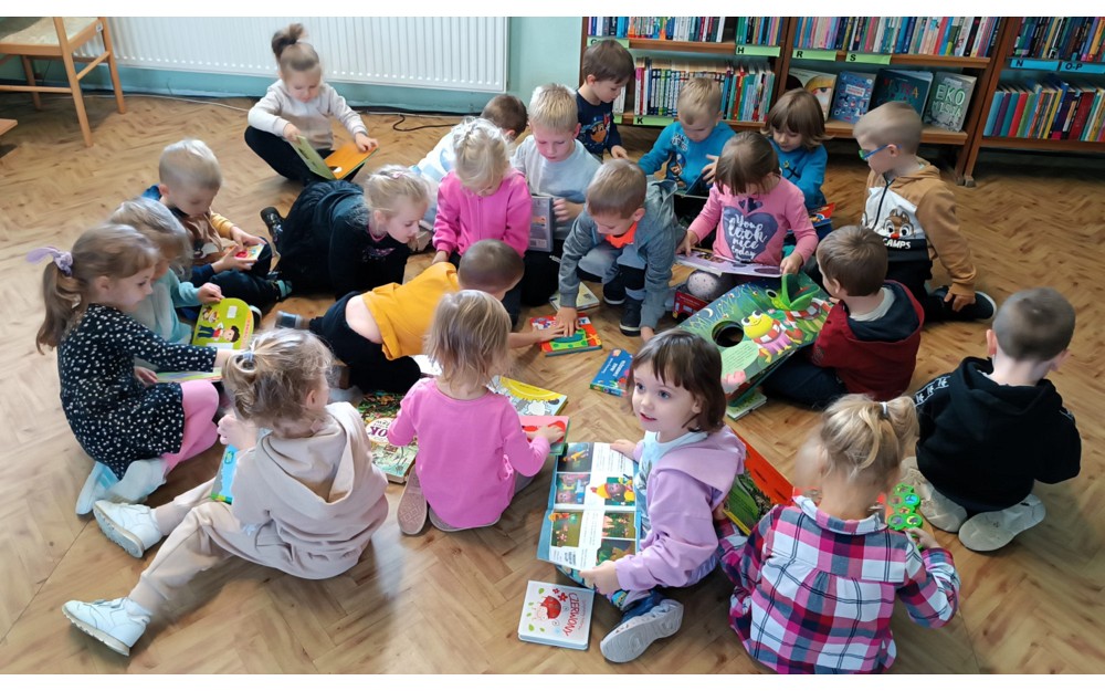 Grupa Żeglarze ogląda książeczki dla dzieci
