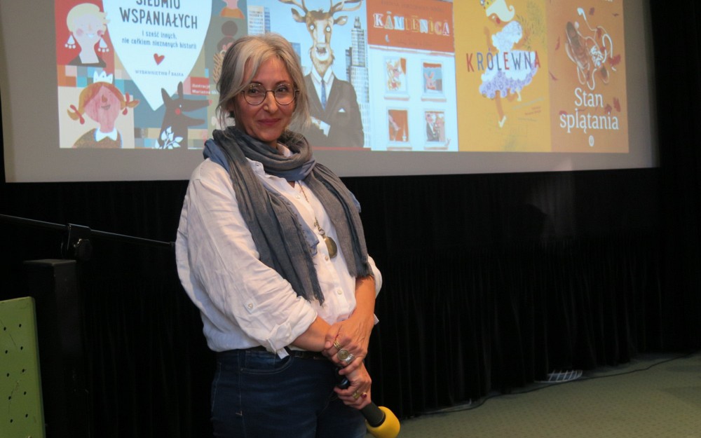 Roksana Jędrzejewska-Wróbel w sali Koszalińskiej Biblioteki Publicznej